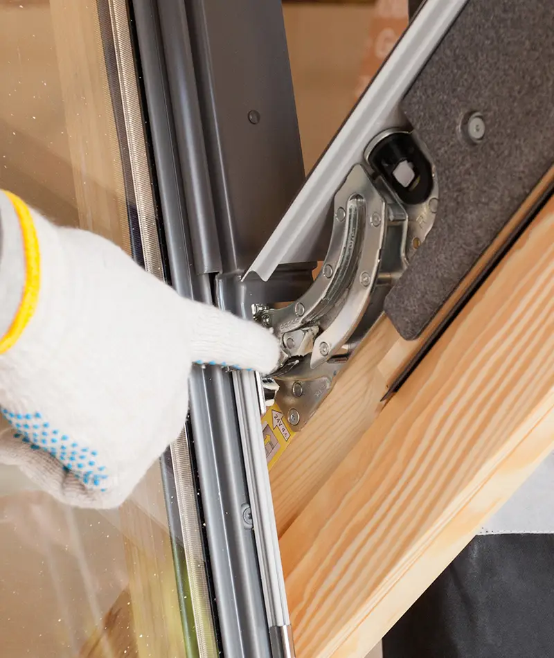 Quincaillerie d'une fenêtre de toît